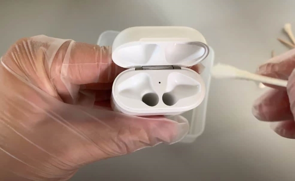 clean airpods case
